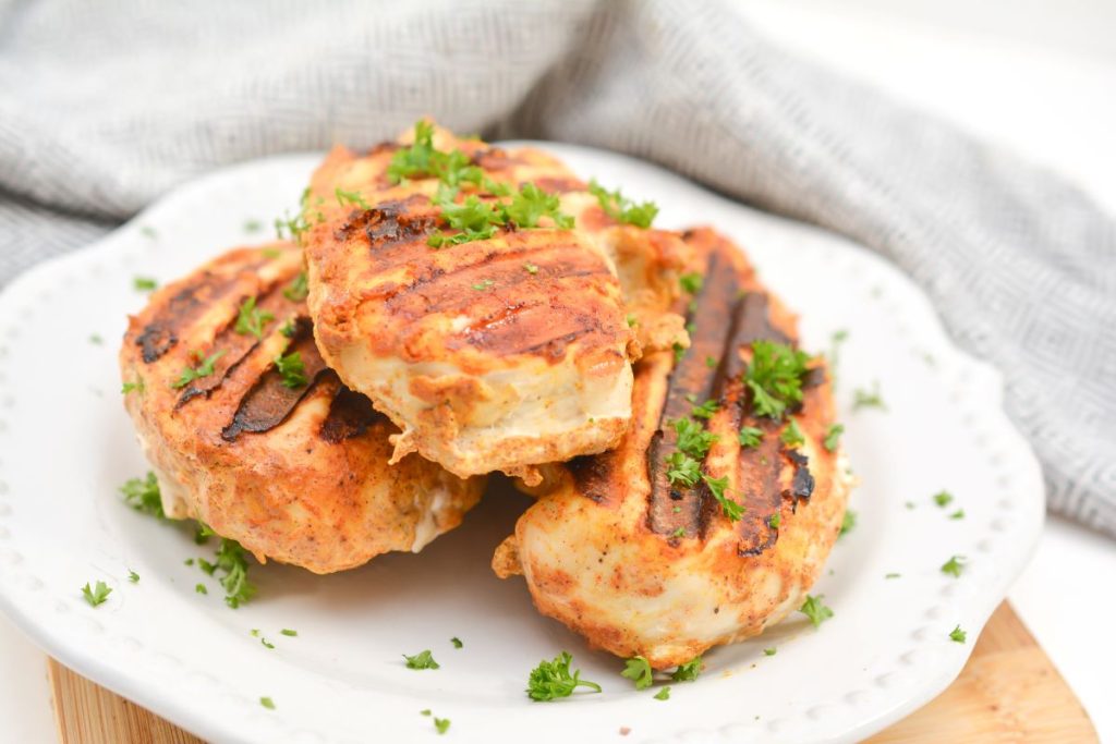 A diabetic friendly tandoori chicken arrangement on a plate.